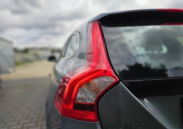 Volvo V60 cena 72900 przebieg: 179000, rok produkcji 2018 z Biskupiec małe 352